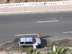 VOYAGE ORAN SEPTEMBRE 2006 504 15 sept. 06 -aprem- LAVAGE DE VOITURE EN BAS DU BD FRONT DE MER